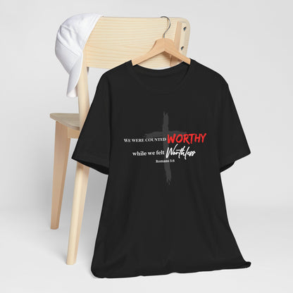 Worthy While We Felt Worthless Tee – Inspirational Christian Scripture T‑Shirt (Romans 5:8)