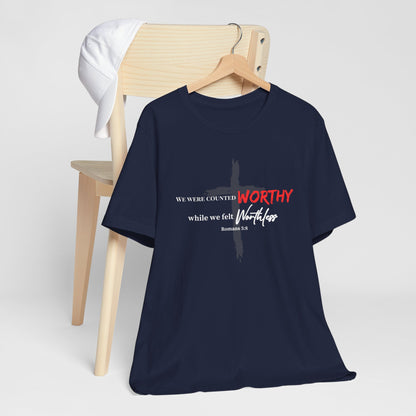 Worthy While We Felt Worthless Tee – Inspirational Christian Scripture T‑Shirt (Romans 5:8)